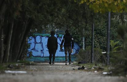 Uno de los jóvenes del Centro de Menores de Hortaleza junto a una vecina que los ayuda.  