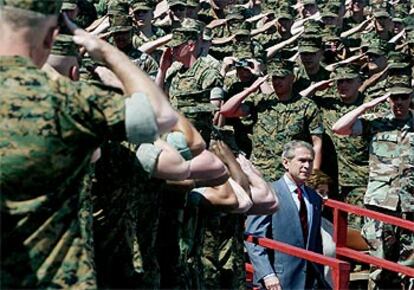 El presidente George W. Bush es saludado ayer por <b><i>marines</b></i> tras pronunciar un discurso en Camp Lejeune, Carolina del Norte.