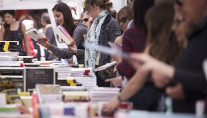 Una parada de llibres al centre de Barcelona el Sant Jordi del 2015.