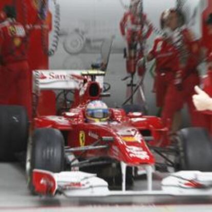 Fernando Alonso, se prepara para salir del garaje durante la sesión de clasificación del Gran Premio de Corea