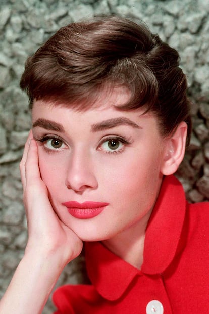 A este flequillo por encima de las cejas también se le conoce como "retro" por razones obvias. Estrellas de los años dorados Hollywood como Katharine Hepburn, y sobre todo, Audrey Hepburn, han sido sus grandes defensoras.