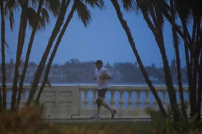 Un hombre corre bajo la lluvia, la madrugada del 9 de octubre en Tampa, Florida.