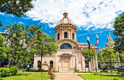 El exterior del Panteón Nacional de los Héroes, en la ciudad de Asunción (Paraguay).