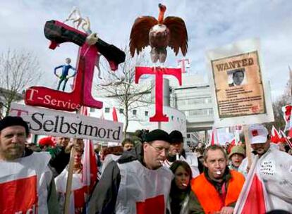 Manifestación de empleados de Deutsche Telekom ante la sede de la compañía en Bonn, Alemania.