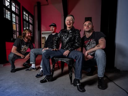 La banda de rock and roll australiana Amyl & the Sniffers, durante la entrevista para EL PAÍS, antes de su concierto en Ciudad de México.