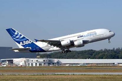 Un A380 despega de Toulouse el pasado 4 de septiembre, en su primer vuelo de largo recorrido en pruebas y con 474 pasajeros a bordo.