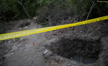 Imagen de dos fosas clandestinas encontradas cerca de Iguala.
