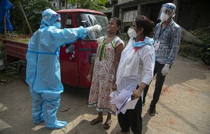 Un sanitario realiza un test de Covid-19 durante una campaña de detección puerta a puerta en Gauhati, India.