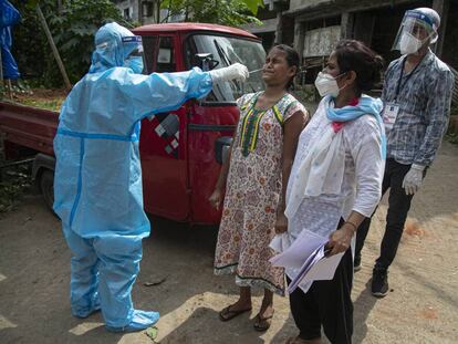 Un sanitario realiza un test de Covid-19 durante una campaña de detección puerta a puerta en Gauhati, India.