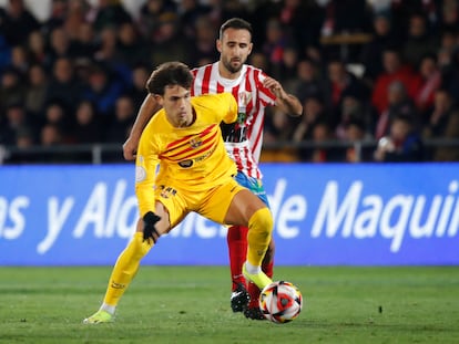 El delantero portugués del Barcelona João Félix se escapa de Kike, de la UD Barbastro, durante el partido de dieciseisavos de Copa del Rey.