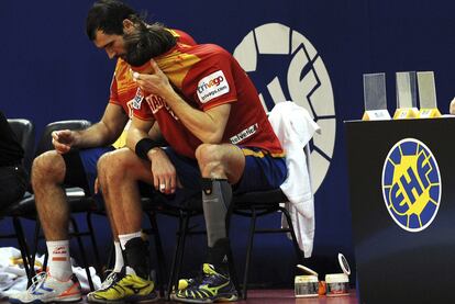 Guardiola y Morros (con la cara tapada), tras la derrota.