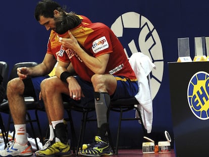 Guardiola y Morros (con la cara tapada), tras la derrota.