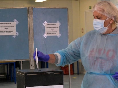 Uma trabalhadora de saúde vota nas eleições em Portugal, este domingo.