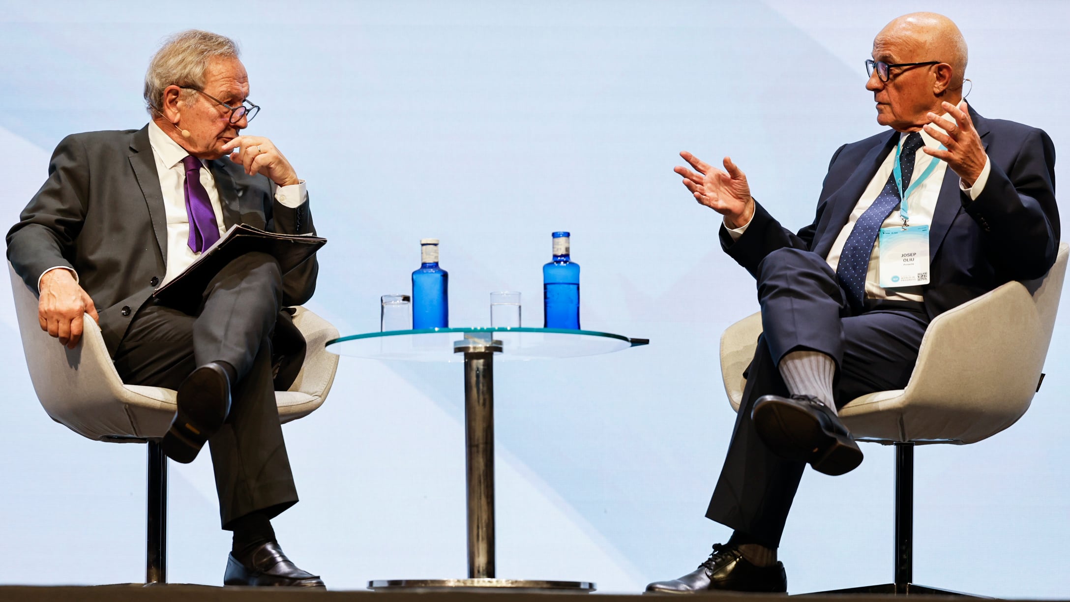 Josep Oliu, presidente de Banco Sabadell (a la derecha), y el periodista Xavier Vidal-Folch, este martes en el WIP, en Barcelona.