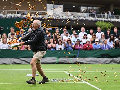 Un activista vierte confeti naranja sobre una de las pistas, este miércoles en Wimbledon