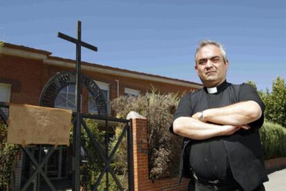 El sacerdote Andrés García Torres, a las puertas de su parroquia en Fuenlabrada.