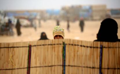 A displaced Syrian child, who fled the countryside surrounding the Islamic State (IS) group stronghold of Raqa, looks on at a temporary camp in the village of Ain Issa on April 28, 2017. / AFP PHOTO / DELIL SOULEIMAN