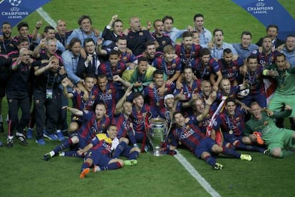 Los jugadores del Barcelona celebra su quinta Champions