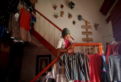 Soraya, de 25 años y musulmana de la étina tzotzil, trabaja en su tienda de artesanía de San Cristóbal de las Casas (México).