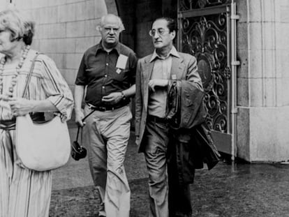 Cirici (esquerra), passejant pel Japó als setanta amb el poeta Joan Teixidor.