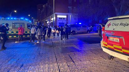 Equipo sanitarios, en la puerta del instituto de Badajoz donde se ha producido la explosión.