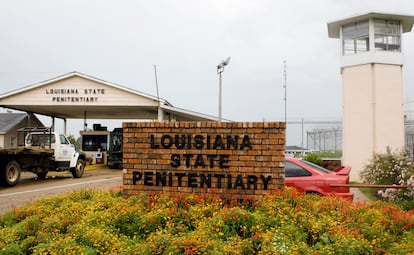 Vehicles enter the main gate of the Louisiana State Prison