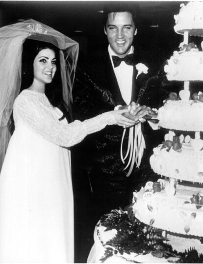 El 1 de mayo de 1967 Elvis y Priscilla se convirtieron en marido y mujer. Para su boda con el rey del rock and roll, la novia prefirió llevar un vestido diseñado por ella misma.