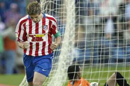 Torres celebra su gol ante la impotencia del portero del Racing.