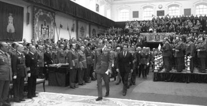 El Rey y Adolfo Suárez, en un acto militar el 27 de febrero de 1980.