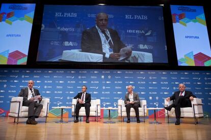 El periodista y moderador, Carlos Pagni; el alcalde de México, Miguel Ángel Mancera; el jefe de Gobierno de la Ciudad de Buenos Aires, Horacio Rodríguez, y el alcalde de Miami, Tomás Pedro Regalado.