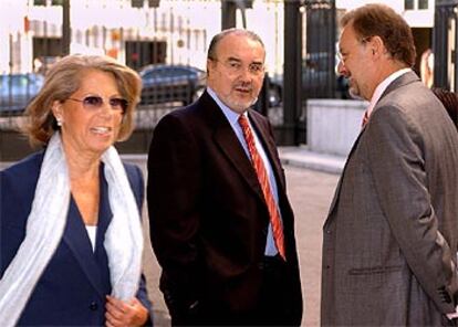 El vicepresidente del Gobierno Pedro Solbes (en el centro), a su llegada al Congreso de los Diputados.