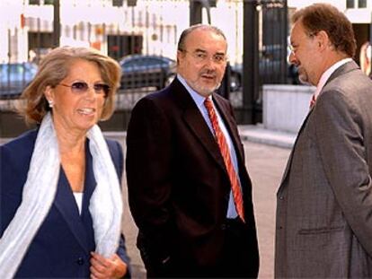 El vicepresidente del Gobierno Pedro Solbes (en el centro), a su llegada al Congreso de los Diputados.