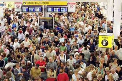 Pasajeros atrapados en el aeropuerto británico de Gatwick el 10 de agosto tras la alerta terrorista.