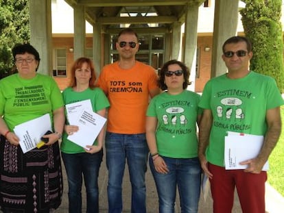 Representantes de la Trobada de Plataformes Comarcals delante de la Consejer&iacute;a de Educaci&oacute;n. 