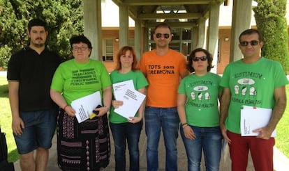 Representantes de la Trobada de Plataformes Comarcals delante de la Consejer&iacute;a de Educaci&oacute;n. 