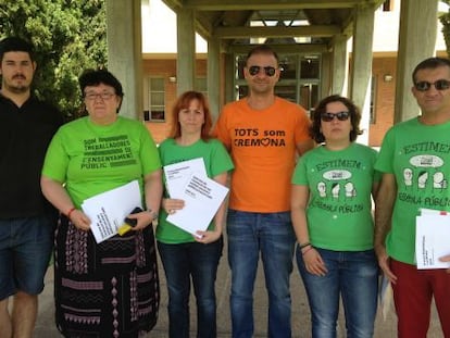 Representantes de la Trobada de Plataformes Comarcals delante de la Consejería de Educación.