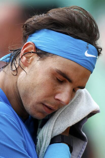 Nadal seca su cara durante el partido ante Andújar.