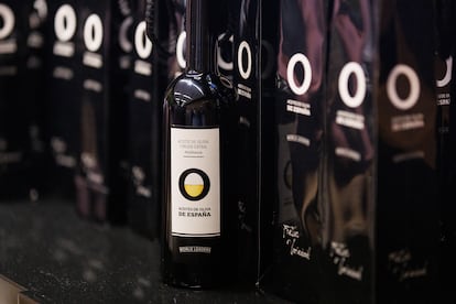 Aceite de oliva embotellado con etiquetas donde figura que proviene de España.