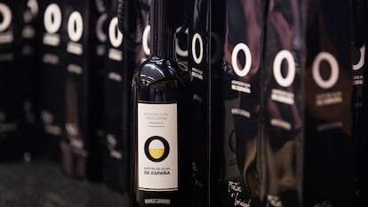 Aceite de oliva embotellado con etiquetas donde figura que proviene de España.