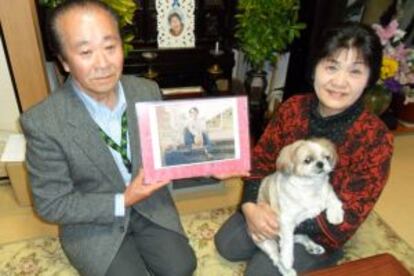 Kenichi Ichikawa junto a su esposa Ryuko y la foto de su hermano capturado por Corea del Norte en 1978.