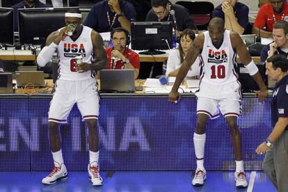 Banquillo de lujo el de Estados Unidos. Kobe Bryant (d) y LeBron James miran el partido mientras esperan a que el árbitro les deje entrar a la cancha. Ellos dos y Kevin Durant serán los encargados de revalidar el oro de Pekín.