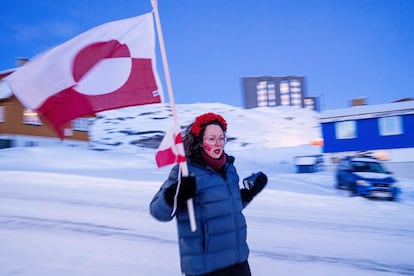 Una mujer protesta con la bandera de Groenlandia frente al consulado de Estados Unidos en Nuuk, la capital de la isla ártica