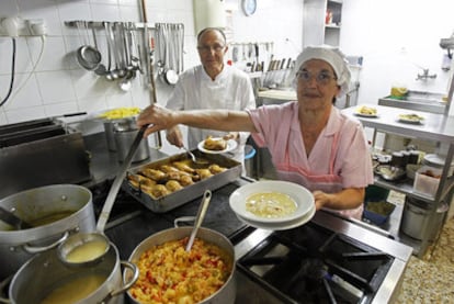 Miguel González y su mujer, Clementina Sutil, en la cocina de su casa de comidas, El Bierzo.