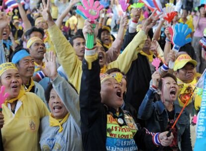 Manifestantes de la oposición celebran la decisión del Constitucional en el aeropuerto Suvarnabhumi de Bangkok.