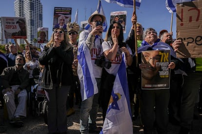 Una multitud se congrega en Tel Aviv para seguir en directo el intercambio de rehenes.