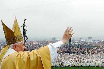 El Papa saluda a la multitud congregada en Marienfeld durante las jornadas de la juventud, en una imagen difundida por <i>L&#39;Osservatore Romano,</i> el órgano oficial del Vaticano.