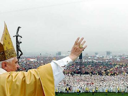 El Papa saluda a la multitud congregada en Marienfeld durante las jornadas de la juventud, en una imagen difundida por <i>L'Osservatore Romano,</i> el órgano oficial del Vaticano.