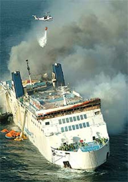 Servicios de rescate intentan sofocar las llamas del SuperFerry 14, que ha ardido cerca de la capital de Filipinas causando al menos un muerto