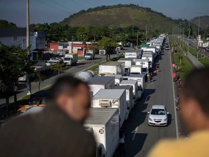 Caminhoneiros bloqueiam parcialmente parte da BR-116, umas das principais artérias do país.