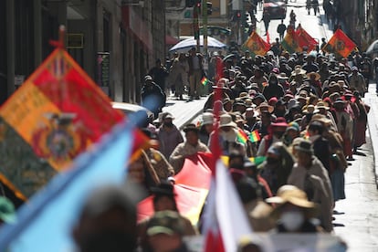 Integrantes de sindicatos y transportistas participan en una marcha para exigir dólares y combustibles, el 30 de julio en La Paz.